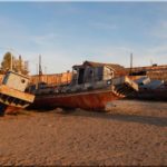 A régi szovjet időbeli halfeldolgozó környéke és a mellette lévő hajótemető