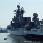 A város belvárosában lévő haditengerészeti kikötő. Éppen készülőben volt valami orosz-kínai találkozó
