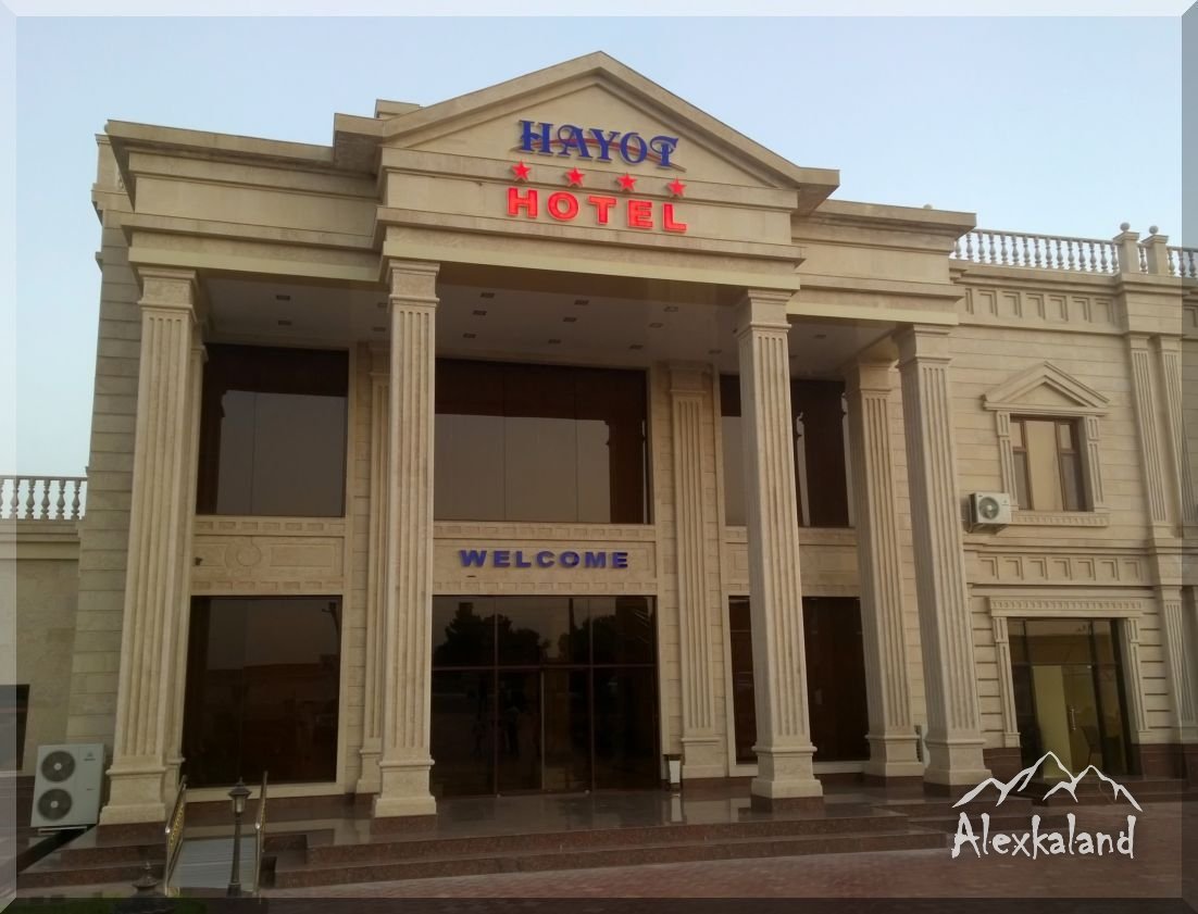 Érkezés Karsiba és a csicsás szállodánk